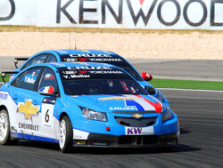 Yvan Muller aan kop in regenachtige warm-up