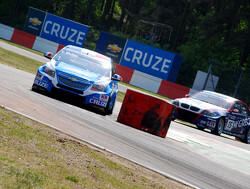 Yvan Muller ruim aan kop tijdens testsessie in Monza