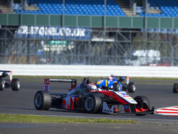 Auer wint openingsrace Hockenheim, Verstappen valt uit