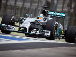 VT1: Hamilton deelt eerste speldenprikje uit aan Rosberg