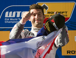 Lopez wint eerste race en kampioenschap, Nederlanders vallen uit