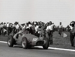 Prachtige actiebeelden in kleur van racelegende Fangio