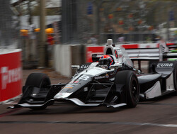 Castroneves op pole na chaotische kwalificatie