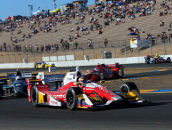 Helio Castroneves op pole in Long Beach, Pagenaud achteraan door straf