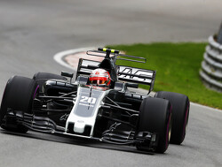 Magnussen flustered by qualifying struggles