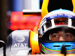 Horner warns Ricciardo over "number 2" role at Mercedes or Ferrari