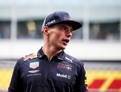 Verstappen unveils new white helmet for 2019