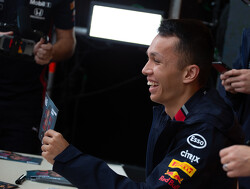 Alexander Albon toont helm voor 2020-seizoen