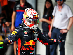 Max Verstappen presenteert nieuwe helm met meer wit en goud