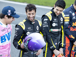 Daniel Ricciardo eert Kobe Bryant met helmontwerp voor wintertests