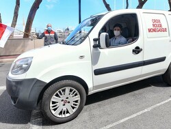 Charles Leclerc aan de slag voor het Rode Kruis in Monaco