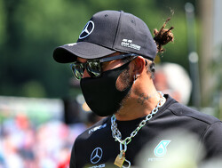 Lewis Hamilton zet collega's mes op de keel: 5 coureurs willen niet knielen