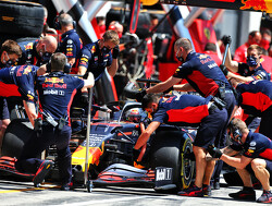 Red Bull Racing helpt Max Verstappen met P2 na mega snelle pitstop