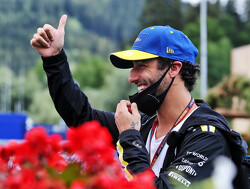 Daniel Ricciardo lacht: "Kunnen gekke dingen gebeuren dit weekend!"