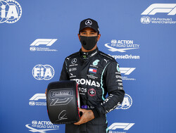 Hamilton wint met lekke band Britse Grand Prix, Verstappen tweede voor Leclerc