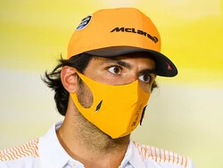 Carlos Sainz laat zien dat hij karten niet verleerd is