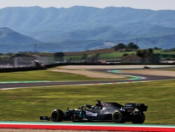 VT2 Grand Prix van Toscane: Max Verstappen achter Mercedessen in tumultueuze training: crash en aanrijding