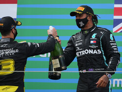 Daniel Ricciardo en Lewis Hamilton doen Shoey na de race op Imola