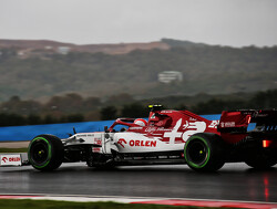 Antonio Giovinazzi crasht op weg naar de grid in Turkije