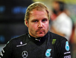 Surer kraakt slechte laatste Mercedes-race Bottas: "Hij rijdt zich altijd klem!"