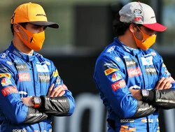 Norris en Sainz hebben onder-onsje om Ferrari shirt: "Heb je deze op eBay gekocht?"