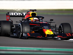 Max Verstappen warmt zichzelf op met rondjes in oude RB15