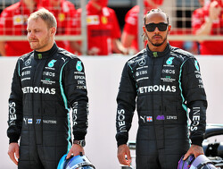 Lewis Hamilton en Valtteri Bottas kletsen bij na de winter