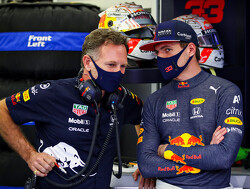 Christian Horner baalt dat Verstappen pole misloopt,  maar: "Hoe meer auto's tussen ons en Lewis, hoe beter"