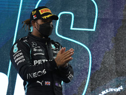 Lewis Hamilton worstelt en komt boven: P2 vóór Max Verstappen in doldwaze kwalificatie in Bakoe