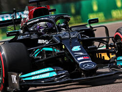 Lewis Hamilton pakt pole position in nieuwe titanenstrijd tussen Mercedes en Red Bull