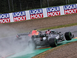 Hamilton crasht van de baan in jacht op Verstappen