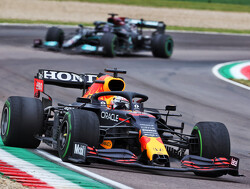 Max Verstappen wint knotsgekke Grand Prix van Emilia Romagna voor Hamilton en Norris