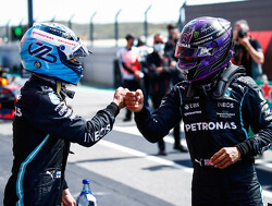 Hamilton heel blij met Bottas: "Voor het eerst kunnen communiceren met teamgenoot"