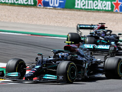 Bottas lacht om geruchten dat hij halverwege wordt vervangen: "Maar één team doet zulke dingen"