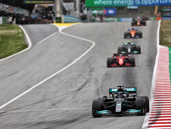 Hamilton wordt opgehouden door Bottas en verliest tijd in achtervolging Max Verstappen