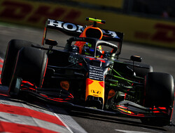  Samenvatting:   Zware crash Max Verstappen schenkt Sergio Perez de winst in Bakoe, Hamilton puntloos na remfout