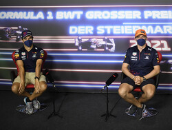 Helm-maker doet goede zaken: Verstappen en Perez onthullen nieuwe hoofddeksels