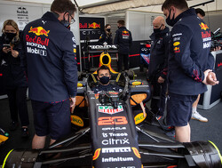 Onenigheid duurt voort: Mercedes beklaagt zich over Red Bull's Albon die 'foute' lijn Hamilton simuleert in Copse