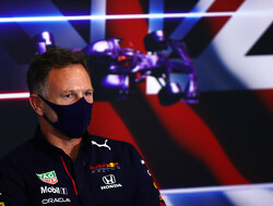 Christian Horner ziet wanhopige Hamilton: "Hoop dat Lewis blij is met zichzelf en deze onterechte overwinning"