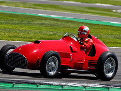 Charles Leclerc racet in historische Ferrari 375F1 op Silverstone