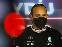 Hamilton wijst naar Marko en Horner: "Zij hitsen fans op om mij uit te fluiten"