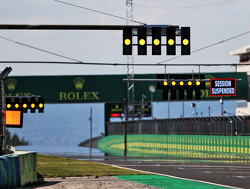 Rode vlag na groot ongeluk met veel coureurs - Verstappen veel schade