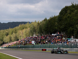 Lewis Hamilton klaagt dat "enorme hobbel"  Eau Rouge verpest: "Zullen ze vast wel repareren"