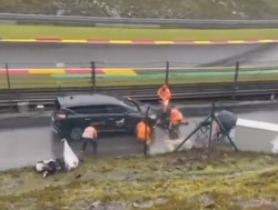 Marshalls doen hilarische pitstop met auto op het circuit om fans bezig te houden