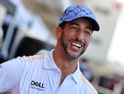 Ricciardo heeft tattoo-smaak te pakken: "Wat denk je van een gezichtstattoo voor Helmut?"