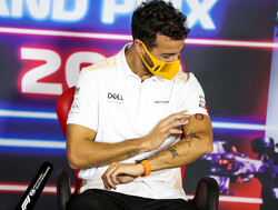  Video:  Ricciardo krijgt prachtig cadeau van Alonso