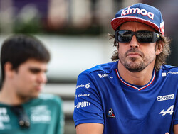 Stroll onderbreekt interview Alonso: "Zal wel blij zijn dat je niet meer bij Alpine zit!"