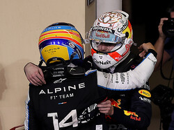 Fernando Alonso maakt indruk op wereldkampioen Verstappen: "Hij geeft nooit op en blijft vechten"