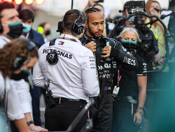 ‘Mercedes zet contractverlengingsgesprekken Hamilton voorlopig lager op takenlijst’