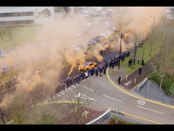 Max Verstappen-fans onthalen wereldkampioen met oranje rookzee bij Red Bull fabriek